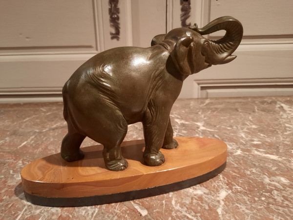 Geregelter Elefant auf Marmorsockel.