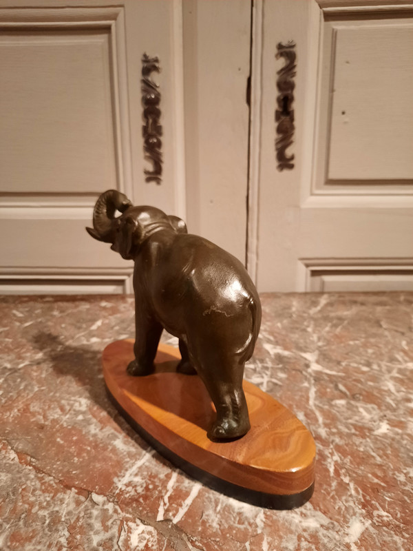 Geregelter Elefant auf Marmorsockel.