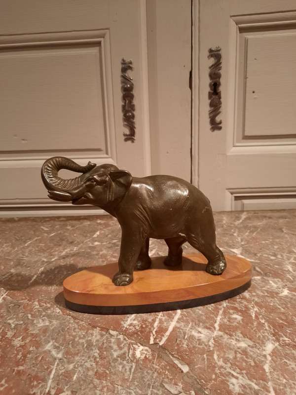 Geregelter Elefant auf Marmorsockel.