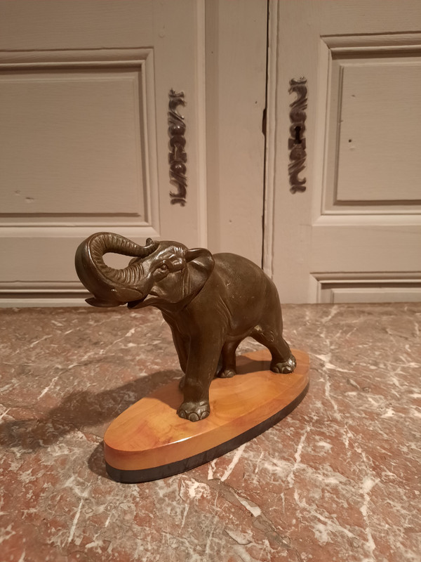 Geregelter Elefant auf Marmorsockel.