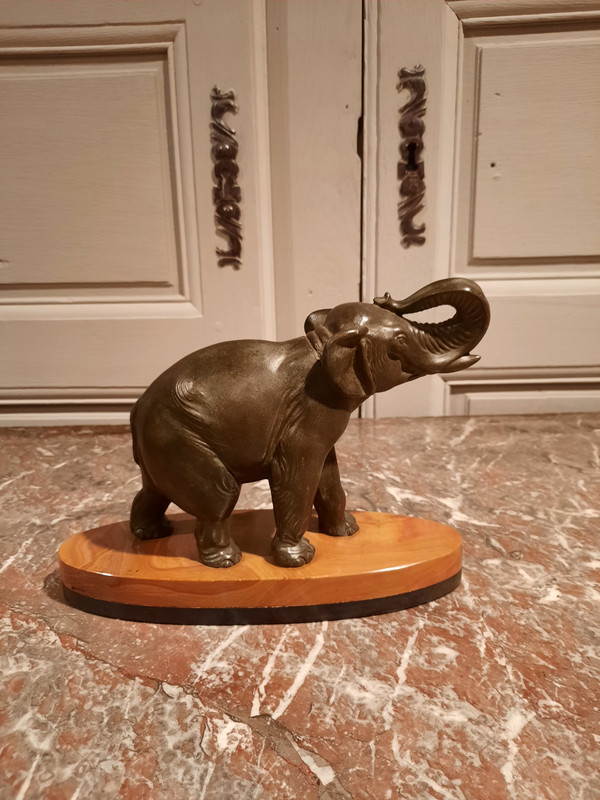 Geregelter Elefant auf Marmorsockel.