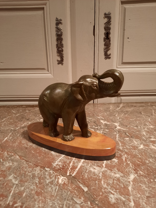 Geregelter Elefant auf Marmorsockel.