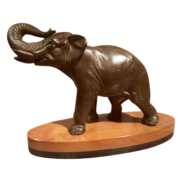 Geregelter Elefant auf Marmorsockel.