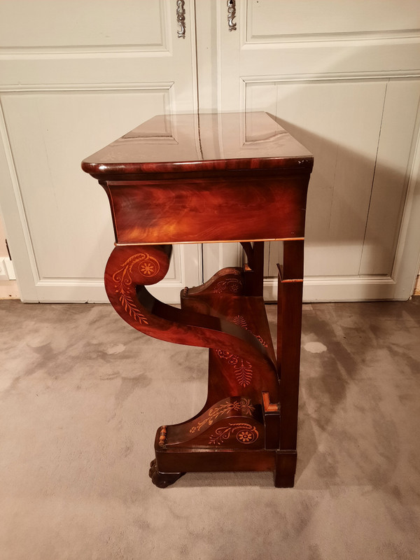 Console d’époque Charles X en acajou et sycomore.