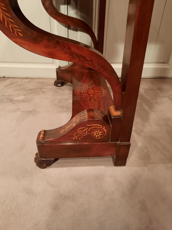 Console d’époque Charles X en acajou et sycomore.