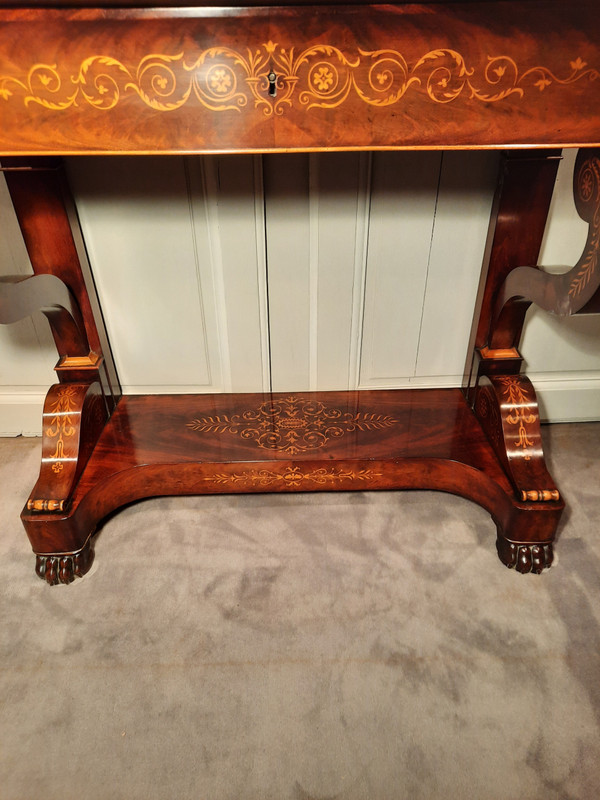 Console d’époque Charles X en acajou et sycomore.