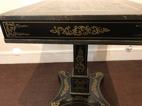 Table à jeux en bois noir et décor de nacre XX ème 