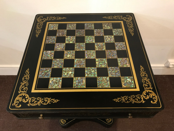 Table à jeux en bois noir et décor de nacre XX ème 