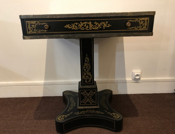 Table à jeux en bois noir et décor de nacre XX ème 