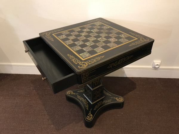 Table à jeux en bois noir et décor de nacre XX ème 