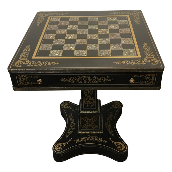Table à jeux en bois noir et décor de nacre XX ème 
