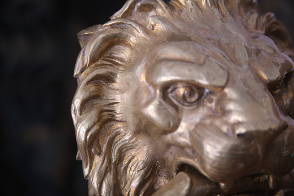 Battente in bronzo dorato con testa di leone, opera del XX secolo.