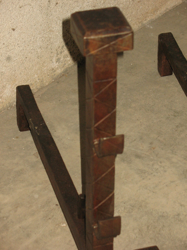 Coppia di candelabri in ferro battuto di epoca Art Déco