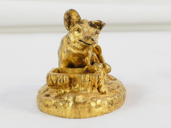 Kleines Schweinchen mit Kübel aus vergoldeter Bronze