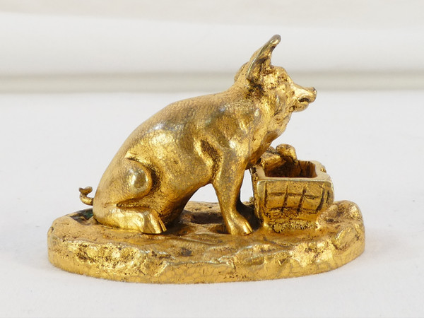 Kleines Schweinchen mit Kübel aus vergoldeter Bronze