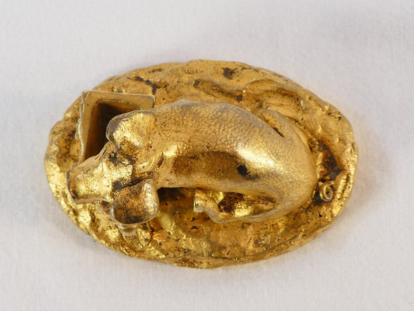Kleines Schweinchen mit Kübel aus vergoldeter Bronze