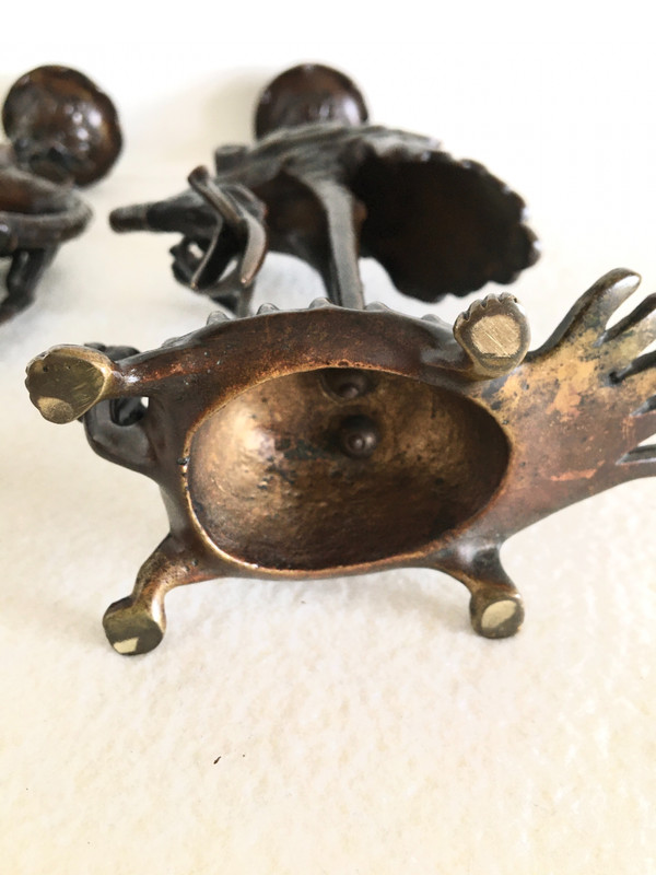 Coppia di candelieri in bronzo cesellato e patinato, Giappone Fine XIX secolo