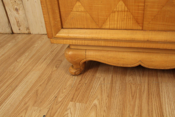 Wavy Sycamore Art Deco Display Case