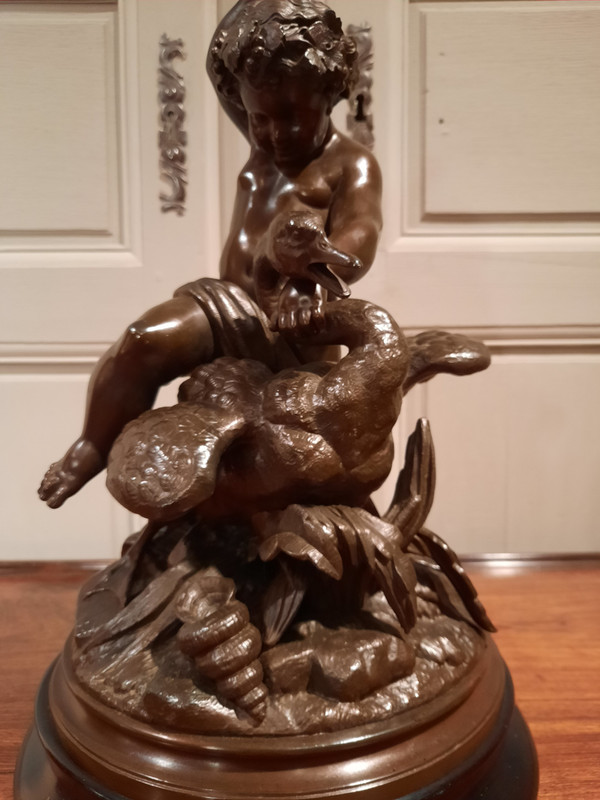 Sculpture en régule d’époque XIXème siècle représentant un putti chevauchant un cygne.