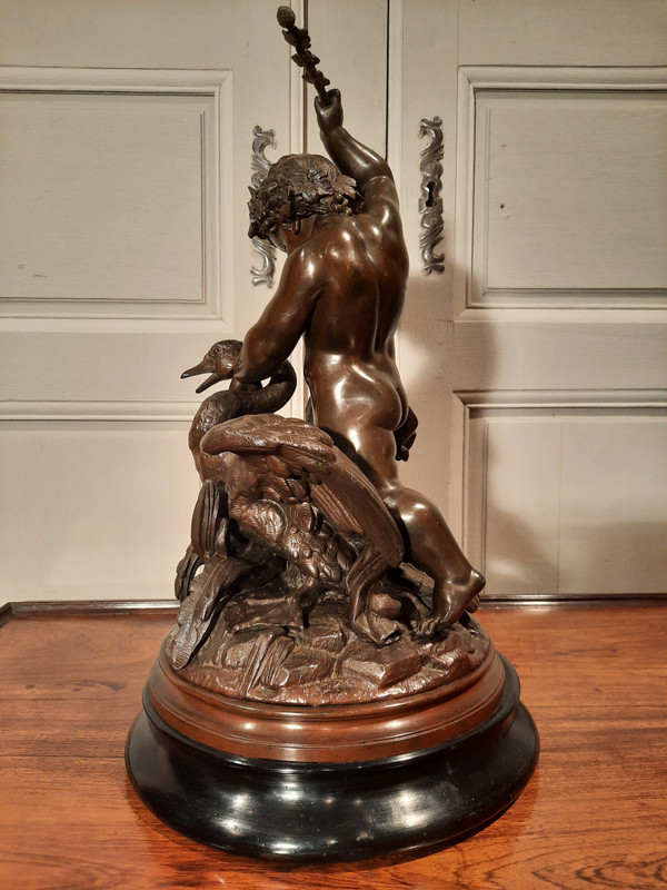 Sculpture en régule d’époque XIXème siècle représentant un putti chevauchant un cygne.