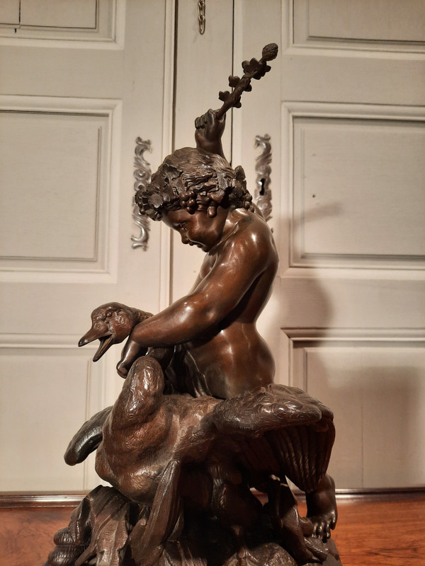 Sculpture en régule d’époque XIXème siècle représentant un putti chevauchant un cygne.