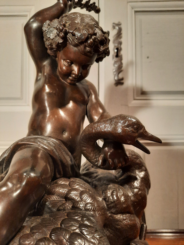 Sculpture en régule d’époque XIXème siècle représentant un putti chevauchant un cygne.