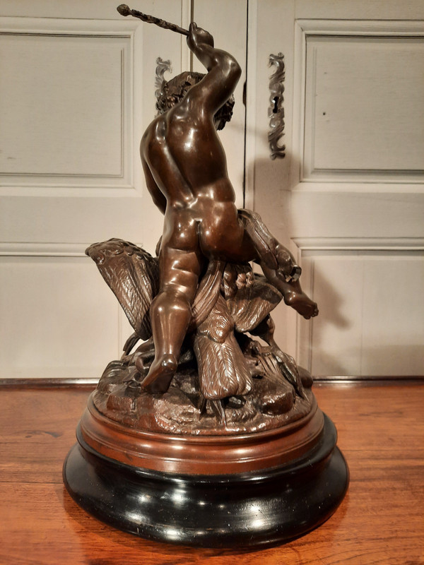 Sculpture en régule d’époque XIXème siècle représentant un putti chevauchant un cygne.