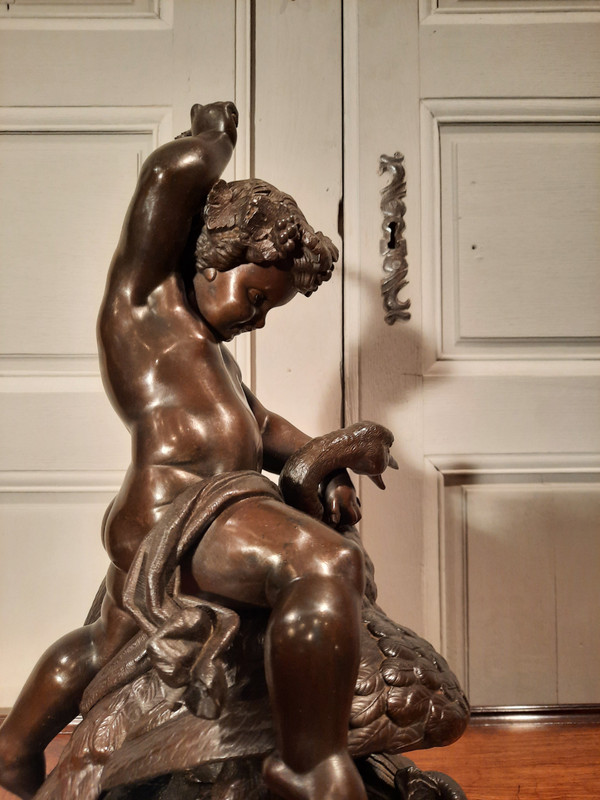 Sculpture en régule d’époque XIXème siècle représentant un putti chevauchant un cygne.