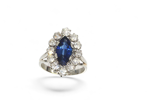 Anello con zaffiro e diamante