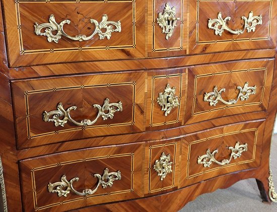 Commode Tombeau en Marqueteries de Bois Régionaux, époque Louis XIV – XVIIIe