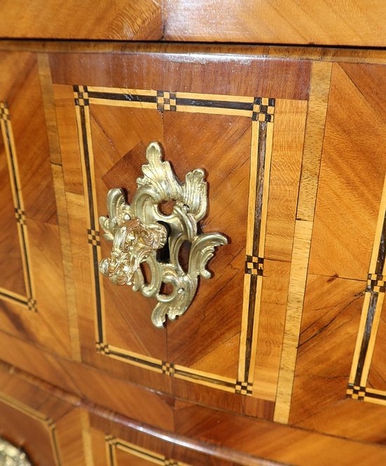 Commode Tombeau en Marqueteries de Bois Régionaux, époque Louis XIV – XVIIIe