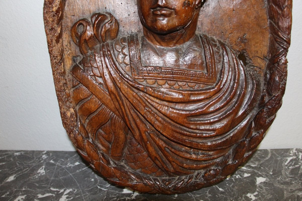 Großes geschnitztes Unterrelief aus Walnussholz aus dem 17. Jahrhundert mit einer Darstellung eines römischen Kaisers
