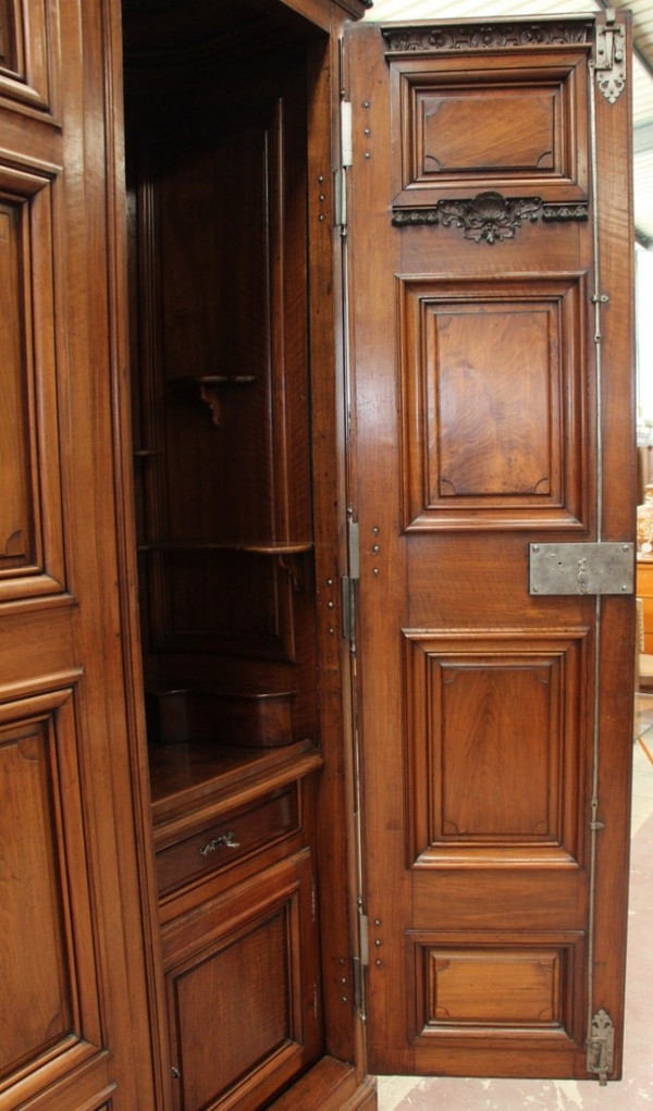 Important 18th Century Regency Chateau Display Cabinet