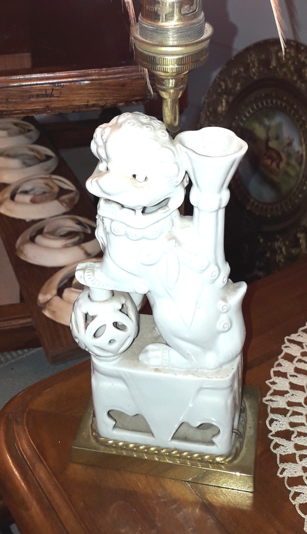 Lampada da comodino in porcellana della fine del XIX secolo, decorata con un cane cinese fo