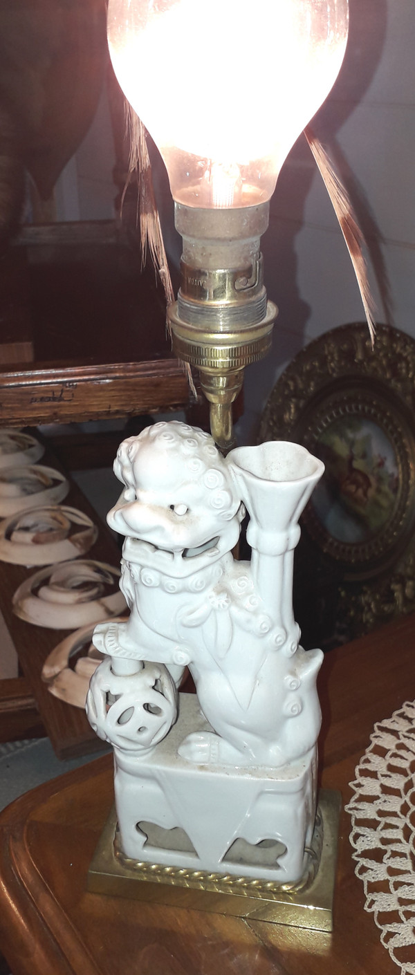 Lampada da comodino in porcellana della fine del XIX secolo, decorata con un cane cinese fo