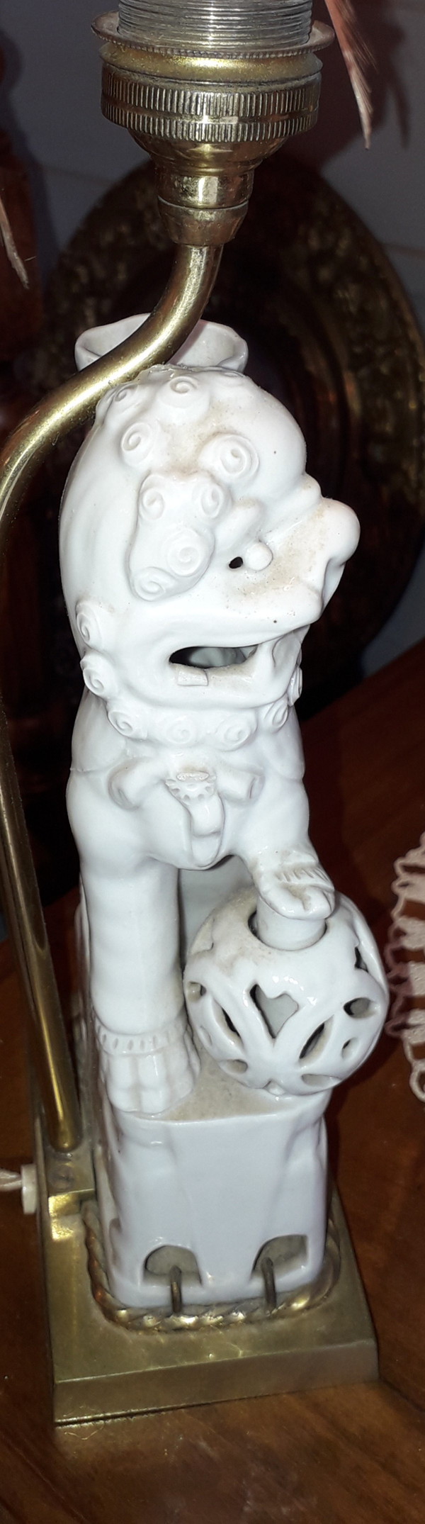 Lampada da comodino in porcellana della fine del XIX secolo, decorata con un cane cinese fo