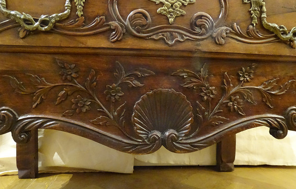 Kleine Kommode Provenzalische Sauteuse Nussbaum Geschnitzt Bronze Muscheln XVIII.