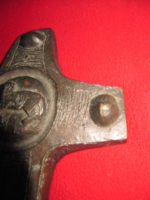 Croix pascale en bronze avec un mouton au centre ​​​​​​​ dans médaillon début XXème