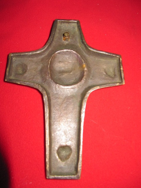 Croix pascale en bronze avec un mouton au centre ​​​​​​​ dans médaillon début XXème