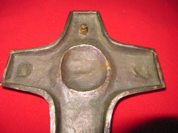Croix pascale en bronze avec un mouton au centre ​​​​​​​ dans médaillon début XXème