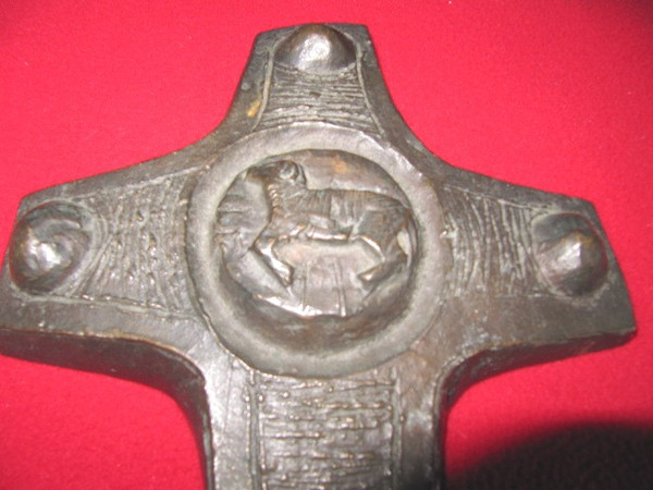 Croix pascale en bronze avec un mouton au centre ​​​​​​​ dans médaillon début XXème