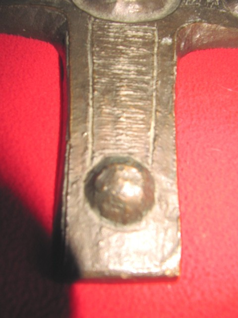Croix pascale en bronze avec un mouton au centre ​​​​​​​ dans médaillon début XXème