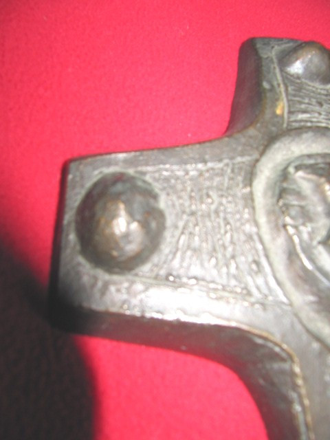 Croix pascale en bronze avec un mouton au centre ​​​​​​​ dans médaillon début XXème