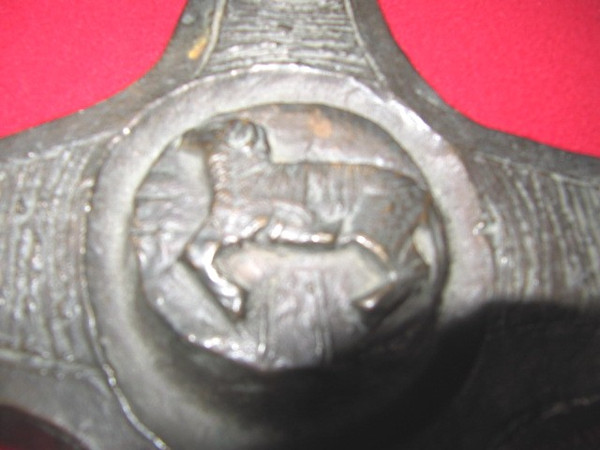 Croix pascale en bronze avec un mouton au centre ​​​​​​​ dans médaillon début XXème