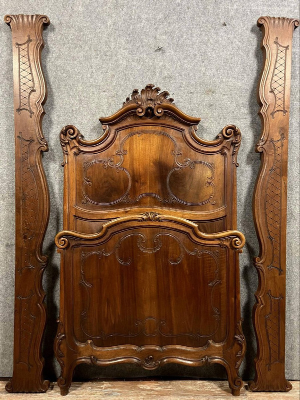 Letto centrale Rocaille in stile Luigi XV, in noce, 1880 ca.