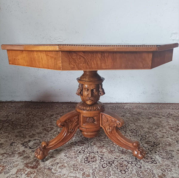 Table de milieu octogonale Napoléon III en noyer marqueté