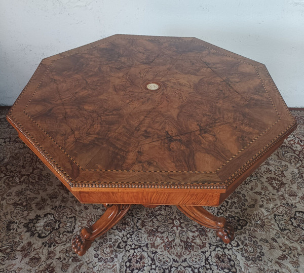 Table de milieu octogonale Napoléon III en noyer marqueté