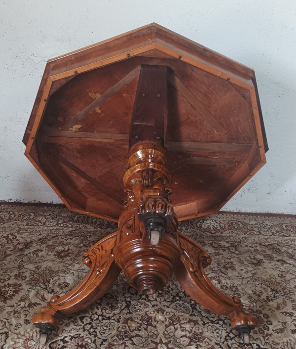 Table de milieu octogonale Napoléon III en noyer marqueté