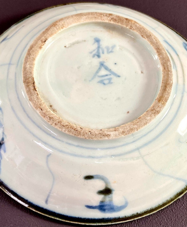 China, Zweite Hälfte des 18. Jahrhunderts, Kleine Porzellanplatte mit blauem und weißem Blumendekor.