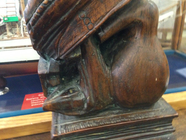 Scultura in legno in omaggio